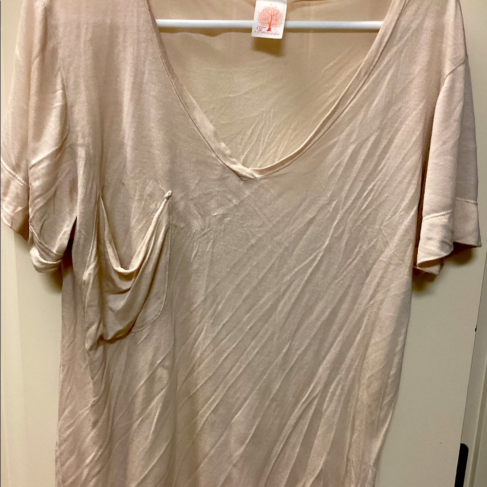 Loose fitting tee shirt with curved hem